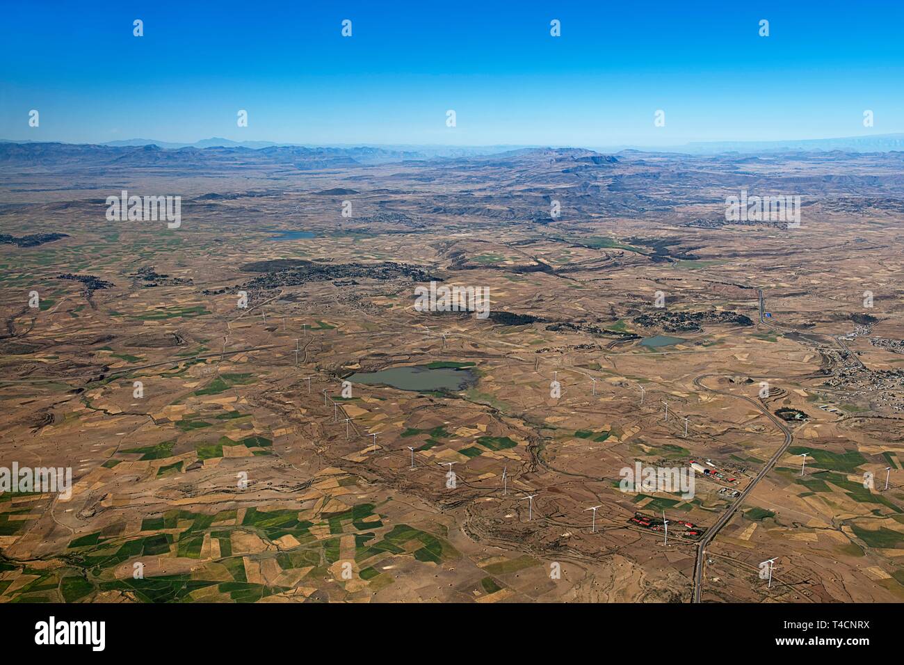 Vista aerea, altopiani, il paesaggio agricolo con turbine eoliche, vicino Jinka, Etiopia Foto Stock