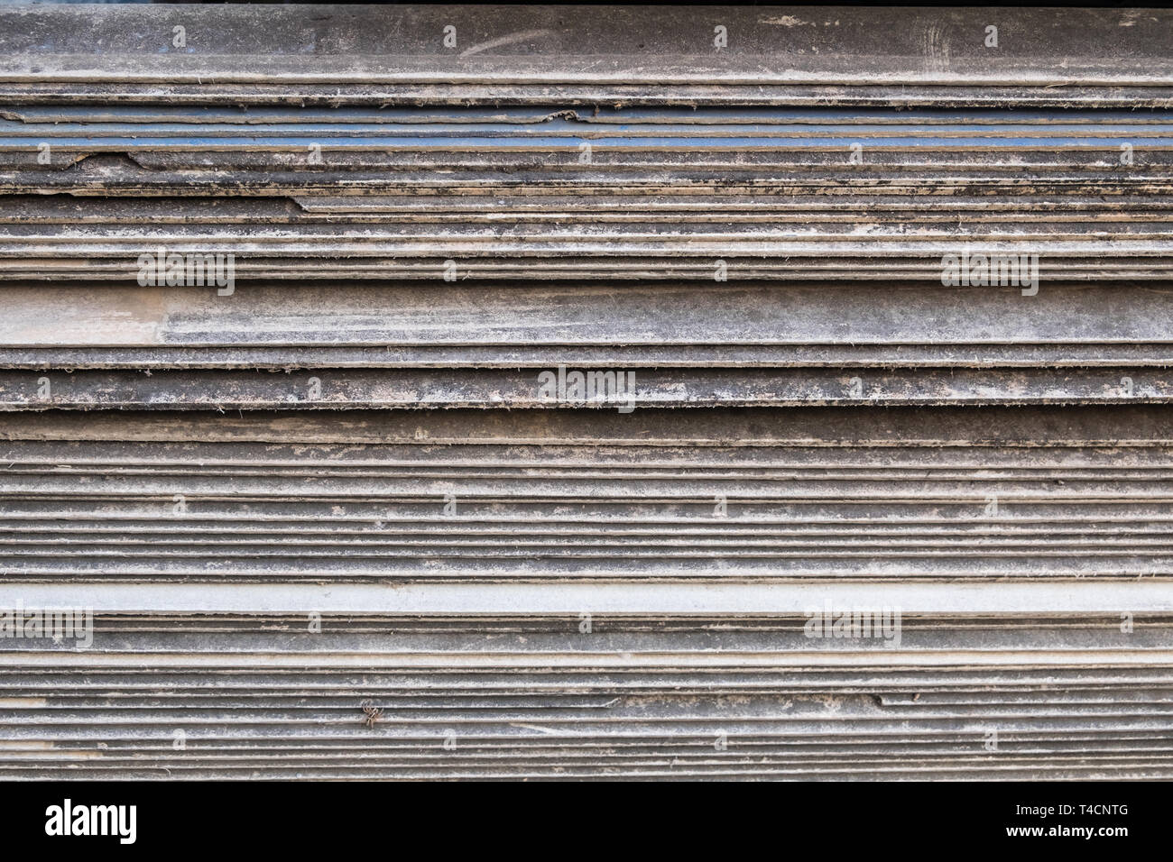 Tegole del tetto impilati su sfondo superiore Foto Stock