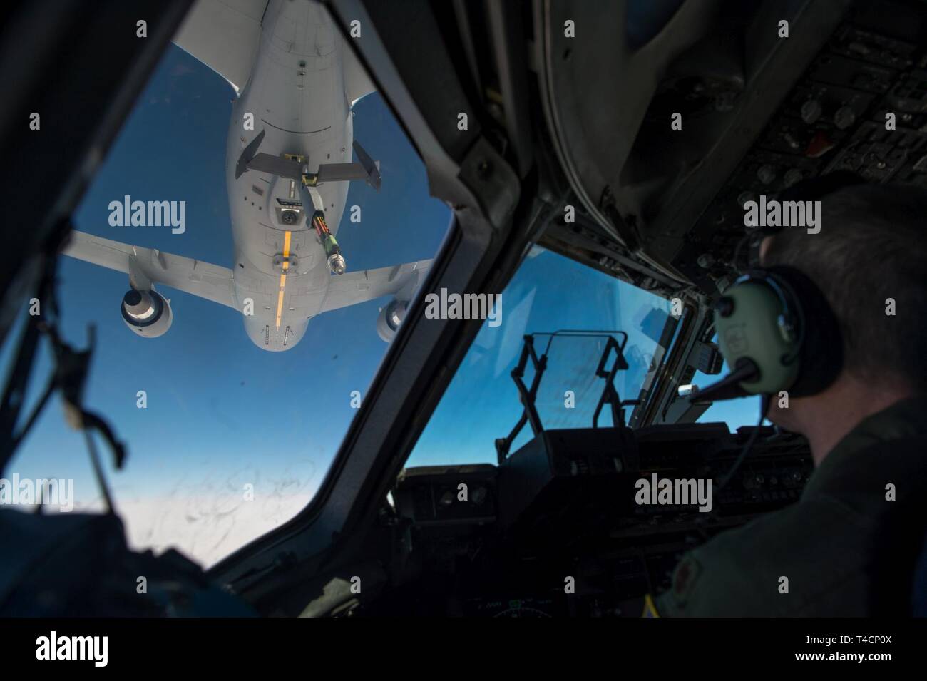 Lt. Col. Matt Thurber, un pilota assegnato per il trecentesimo Airlift Squadron, Base comune Charleston, Carolina del Sud, manovre un C-17 Globemaster III per eseguire la fornitura in volo con una KC-46 Pegasus, assegnato al 334 Air Refuelling Squadron, McConnell Air Force Base in Kansas durante una missione di addestramento Marzo 21, 2019. Il KC-46 Pegasus è la nuovissima antenna petroliera di rifornimento negli Stati Uniti Air Force. Foto Stock