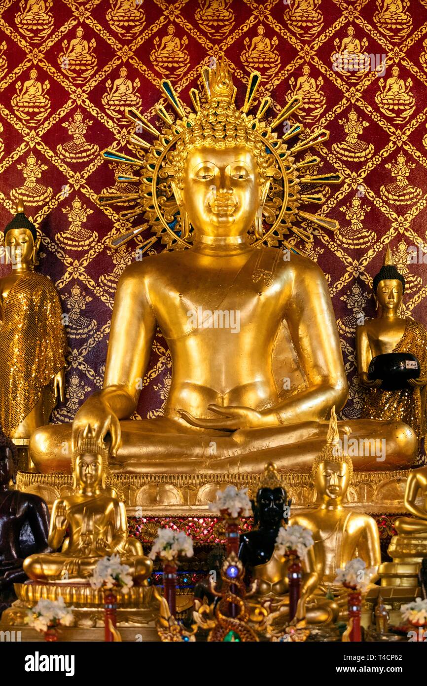 Golden statua di Buddha nel Wat Phra Singh, Buddha Phra Sihing, Chiang Rai, provincia di Chiang Rai, Thailandia del Nord della Thailandia Foto Stock