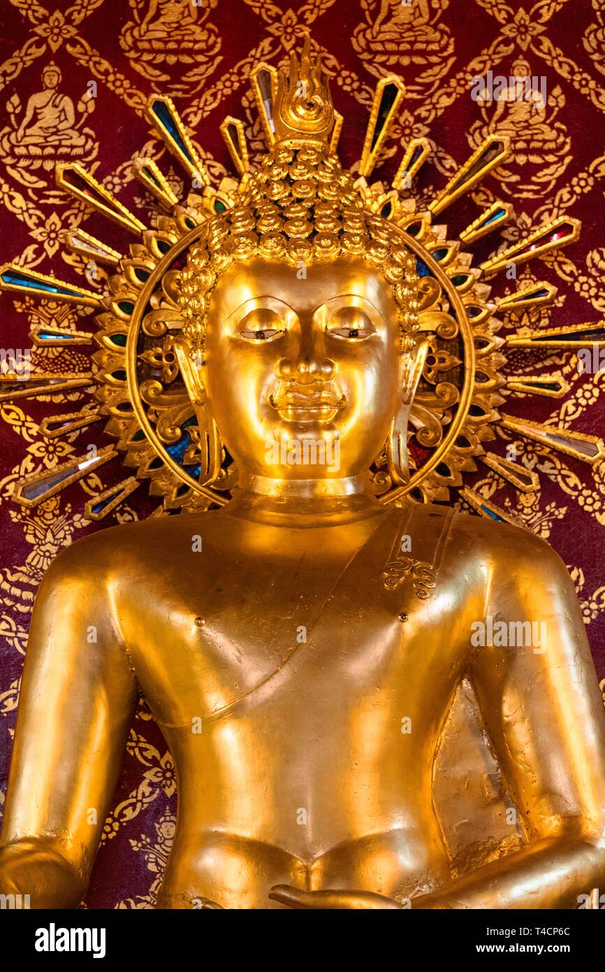 Golden statua di Buddha nel Wat Phra Singh, Buddha Phra Sihing, Chiang Rai, provincia di Chiang Rai, Thailandia del Nord della Thailandia Foto Stock