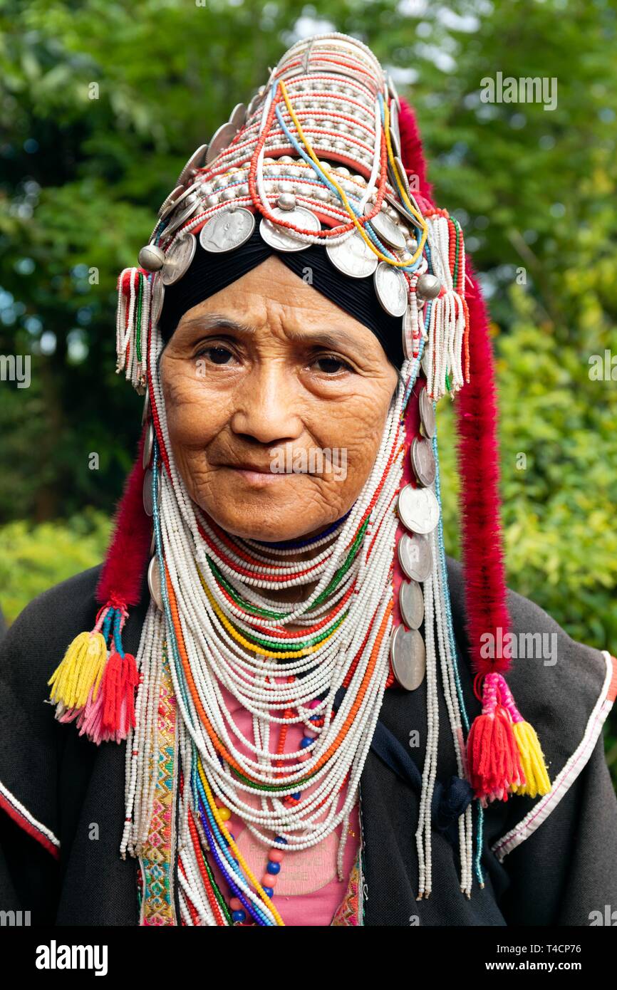 Akha donna con gioielli in argento e copricapo, ritratto, montanari, la gente di montagna, provincia di Chiang Rai, Thailandia del Nord della Thailandia Foto Stock