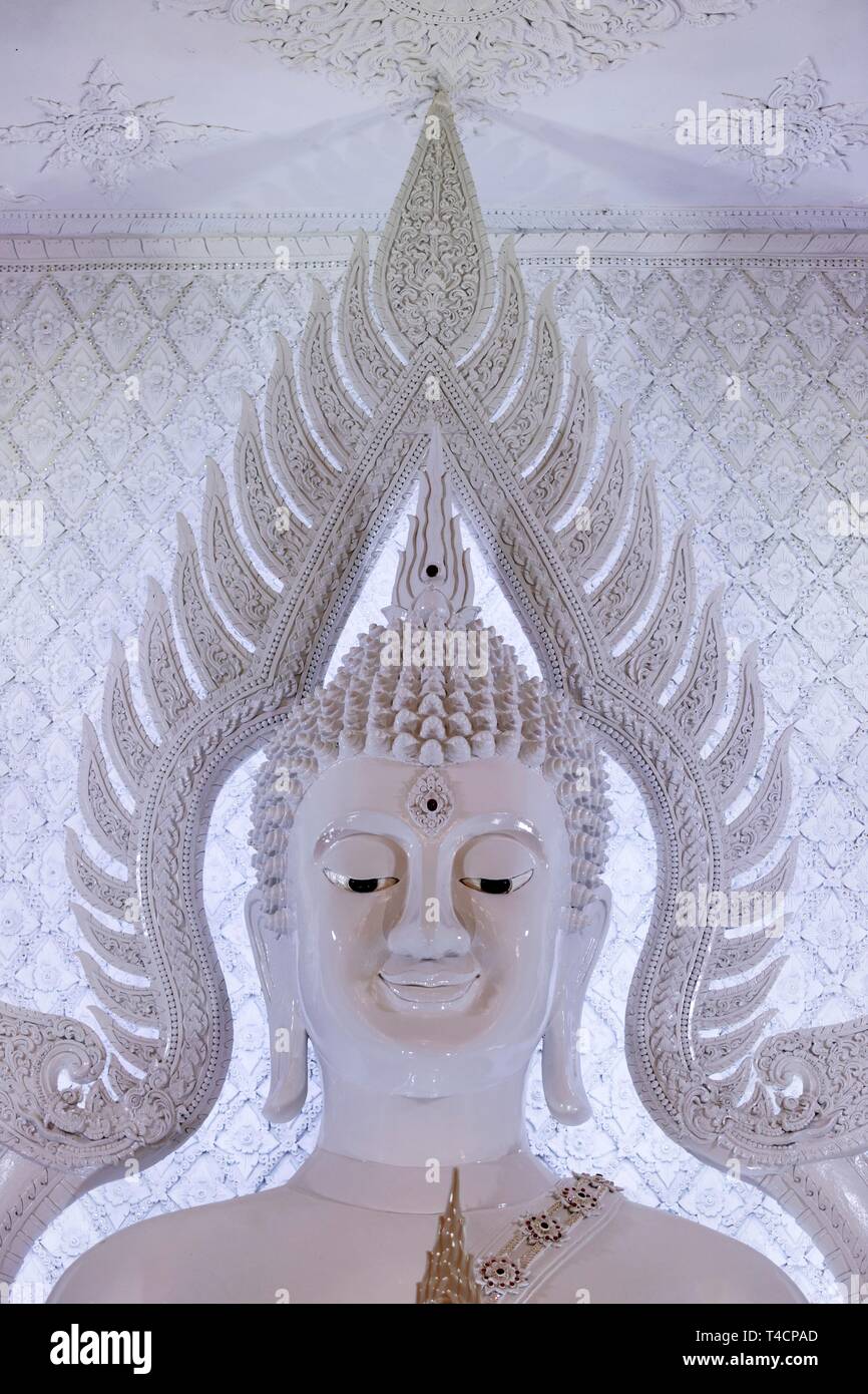 Statua di Buddha nel bianco sala da preghiera, Wat Huay Pla Kang tempio, Chiang Rai, Thailandia del Nord della Thailandia Foto Stock