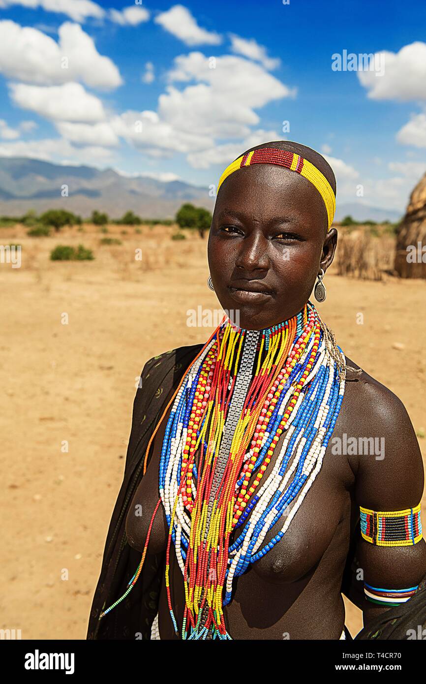 Giovane donna con collana, della tribù Erbore, Turmi, regione sud Etiopia, Etiopia Foto Stock