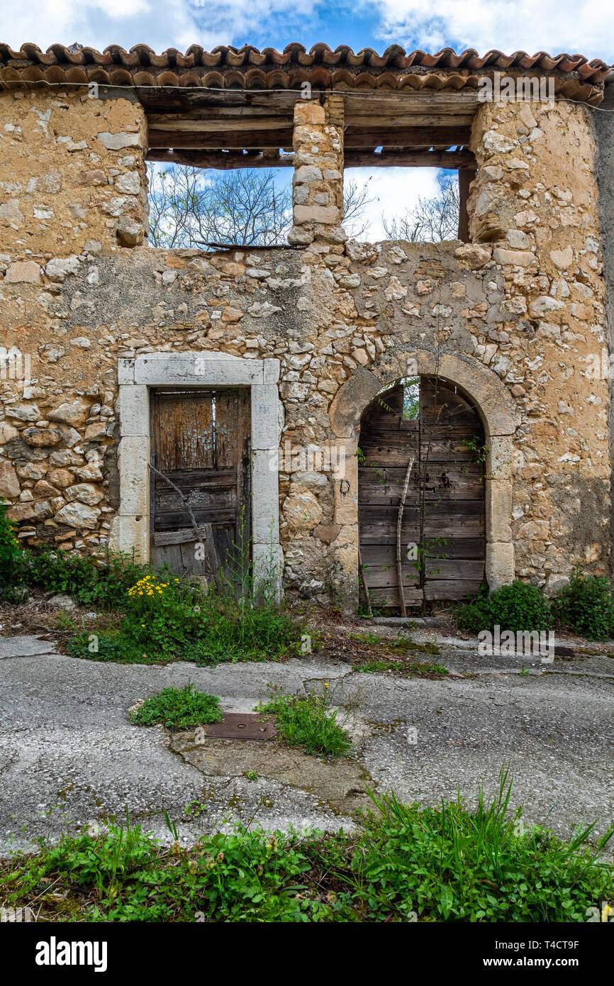 Rovine, abbandonato borgo rurale. Prezza, Abruzzo Foto Stock