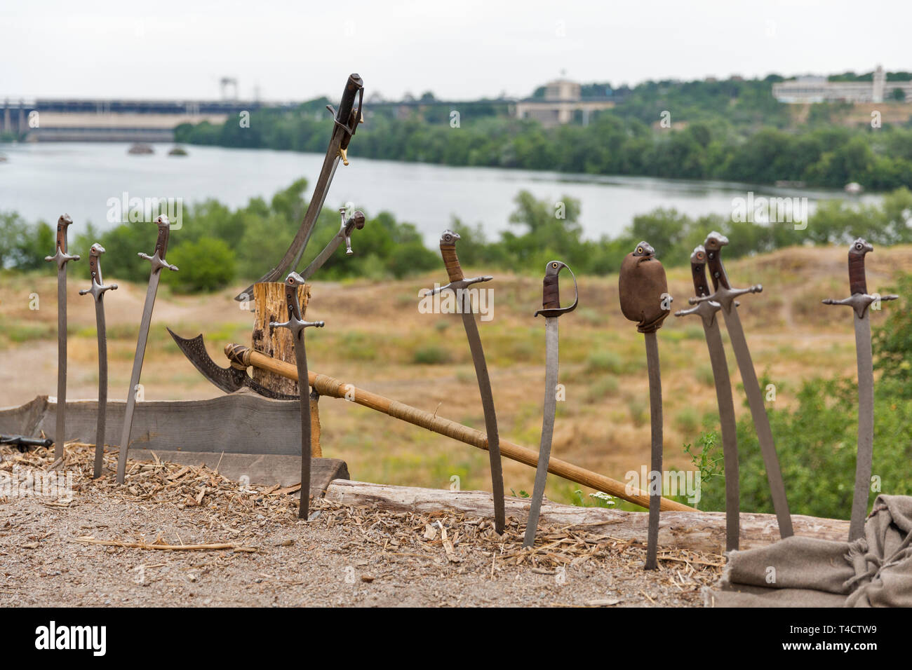 Zaporozhian Sich set di cosacco ucraino Sciabole e spade con Dneproges hydroelectro stazione radio in background. Foto Stock