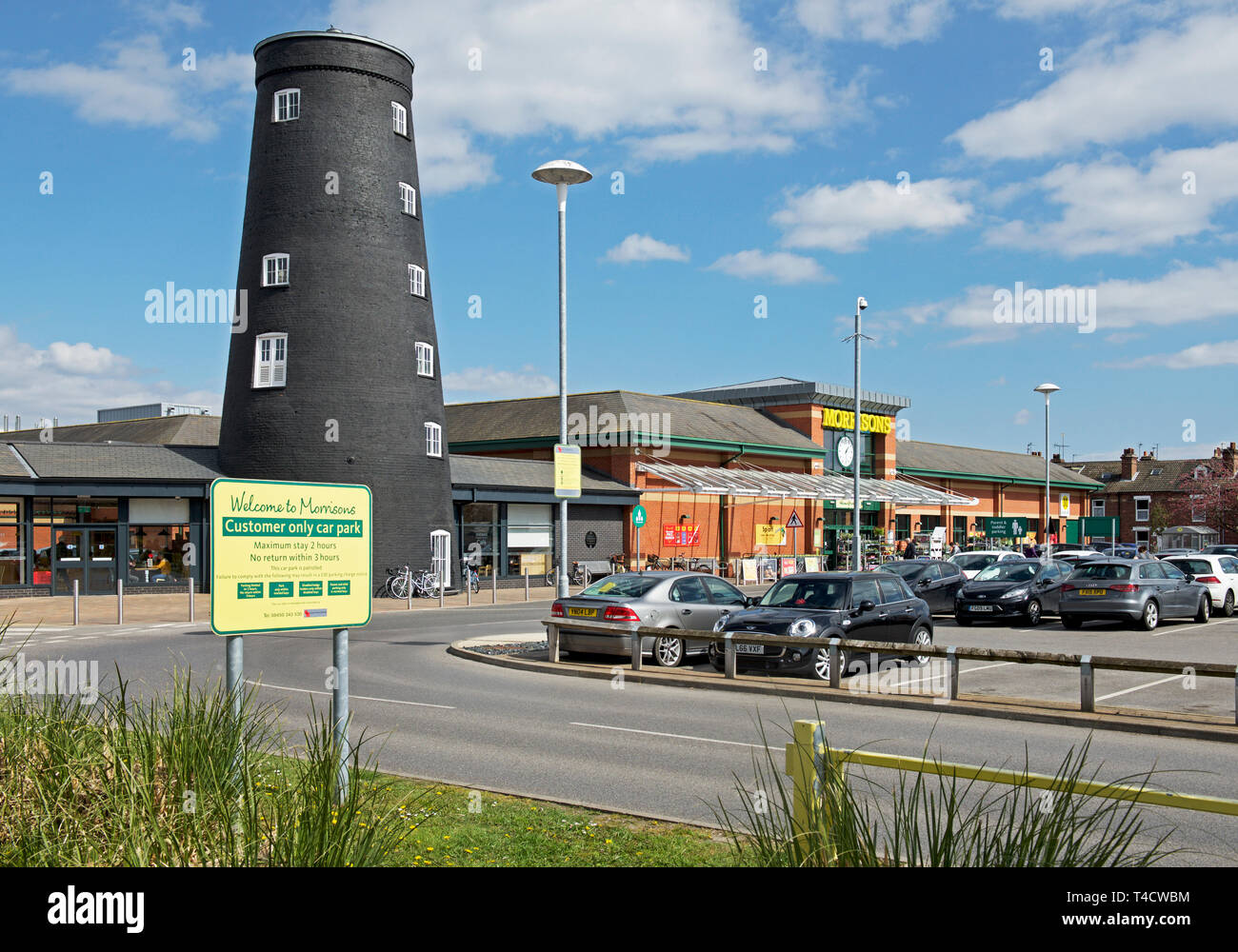 Morrisons Store, Goole, incorporante il vecchio mulino a vento, East Yorkshire, Inghilterra, Regno Unito Foto Stock