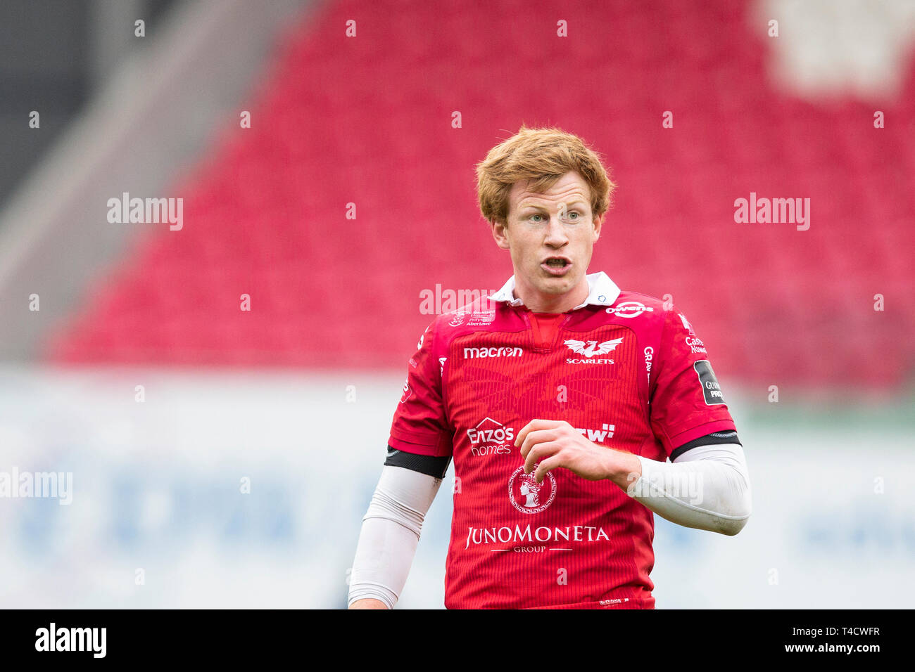 Rhys Patchell durante una partita di rugby per la Scarlets. Foto Stock