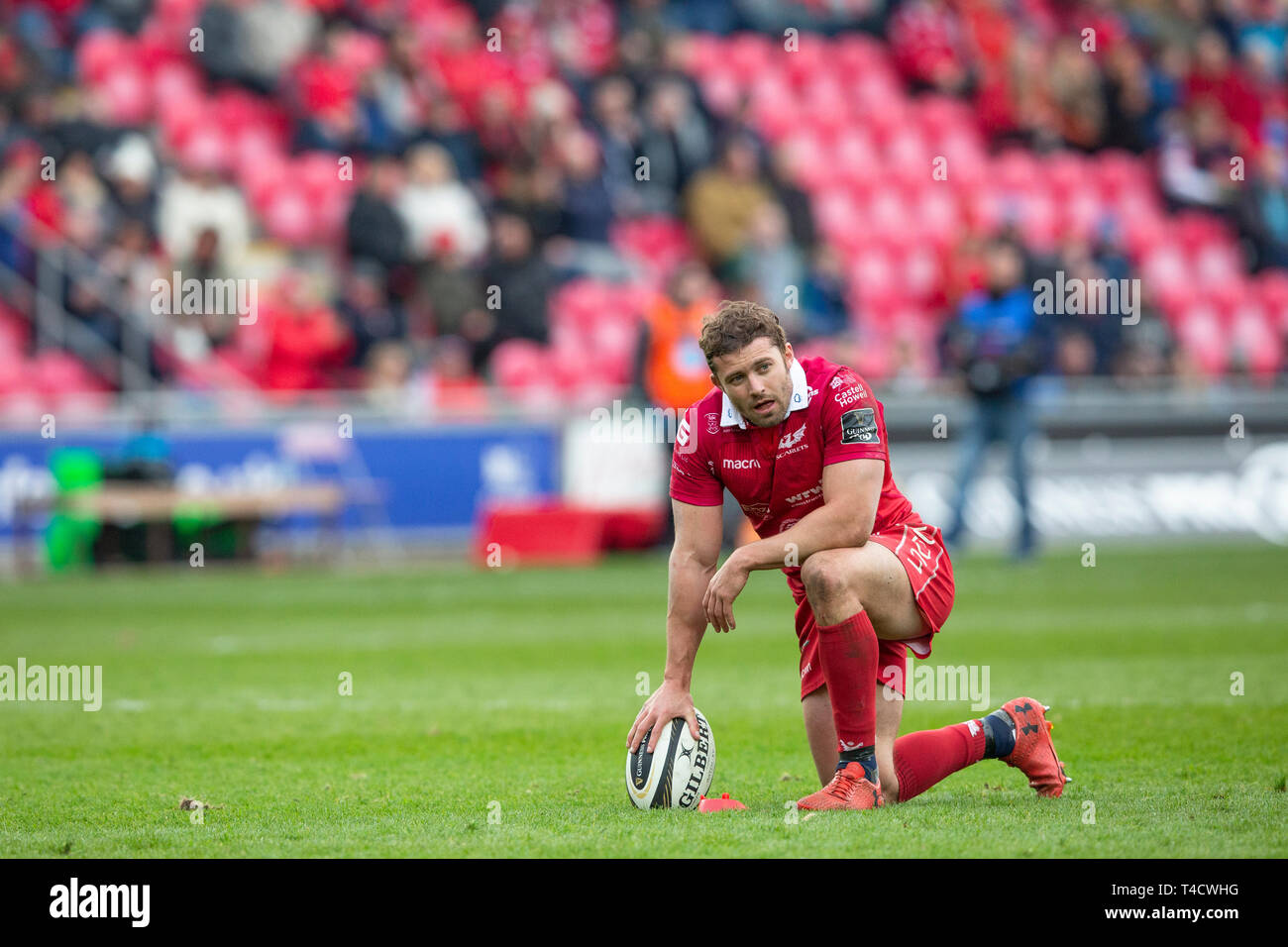 Scarlets fullback Leigh Halfpenny si prepara a prendere una conversione in una partita di rugby per la Scarlets. Foto Stock