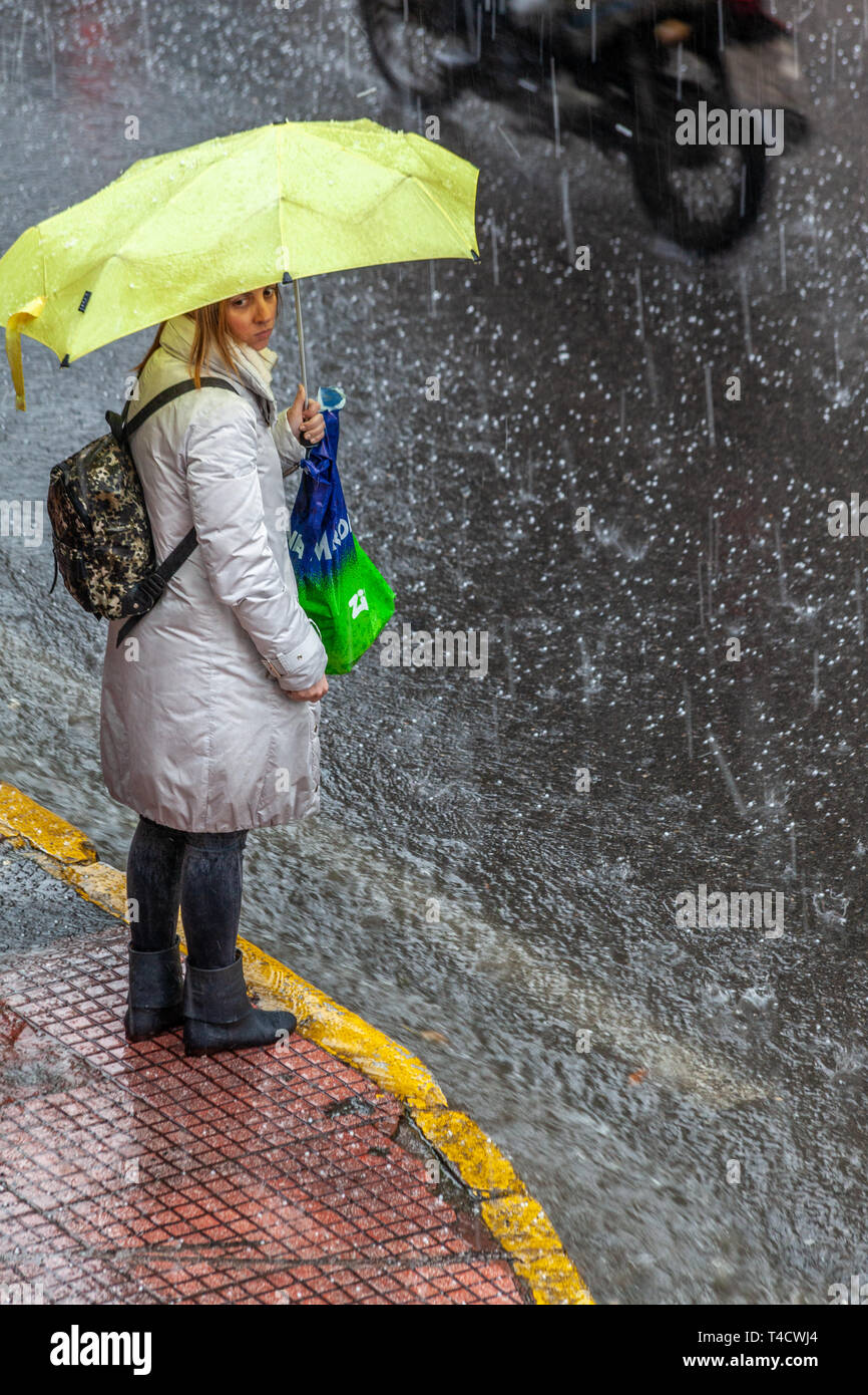 Heavy Rain con grandine nel centro di Atene. Il Filellinon avenue è quasi diluvio e di persone che hanno una difficile arrivare al di là della strada. Foto Stock