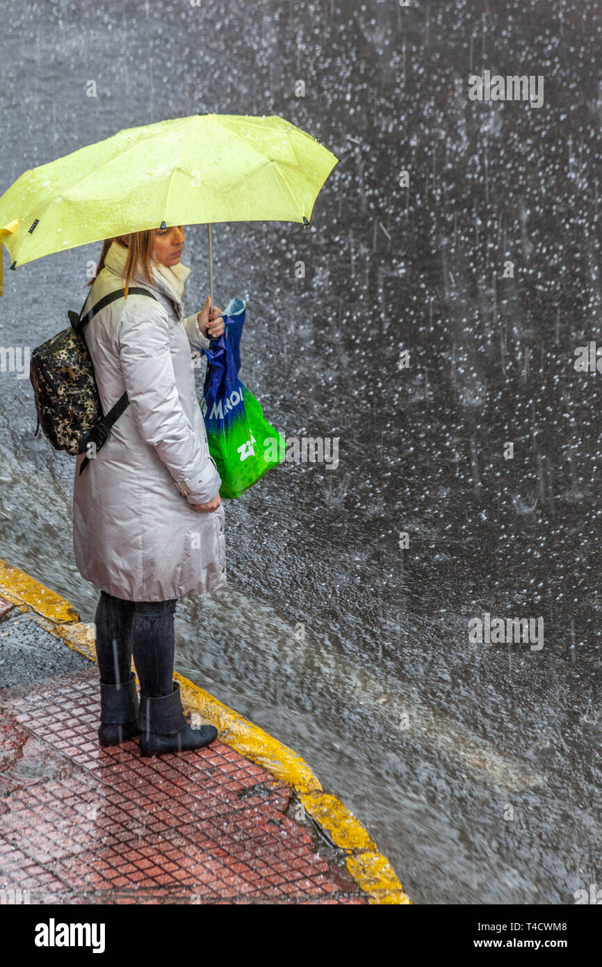 Heavy Rain con grandine nel centro di Atene. Il Filellinon avenue è quasi diluvio e di persone che hanno una difficile arrivare al di là della strada. Foto Stock