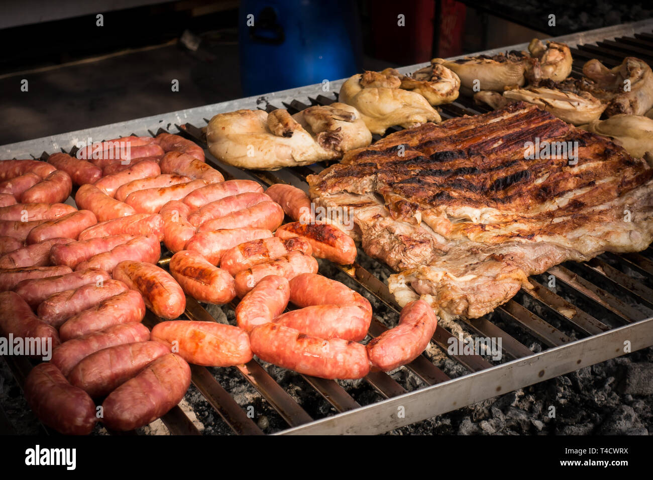 Carne cotta alla griglia. Salsicce salsicce fatte in casa sul grill. Cucina di strada. Festival del cibo di strada e carne Foto Stock