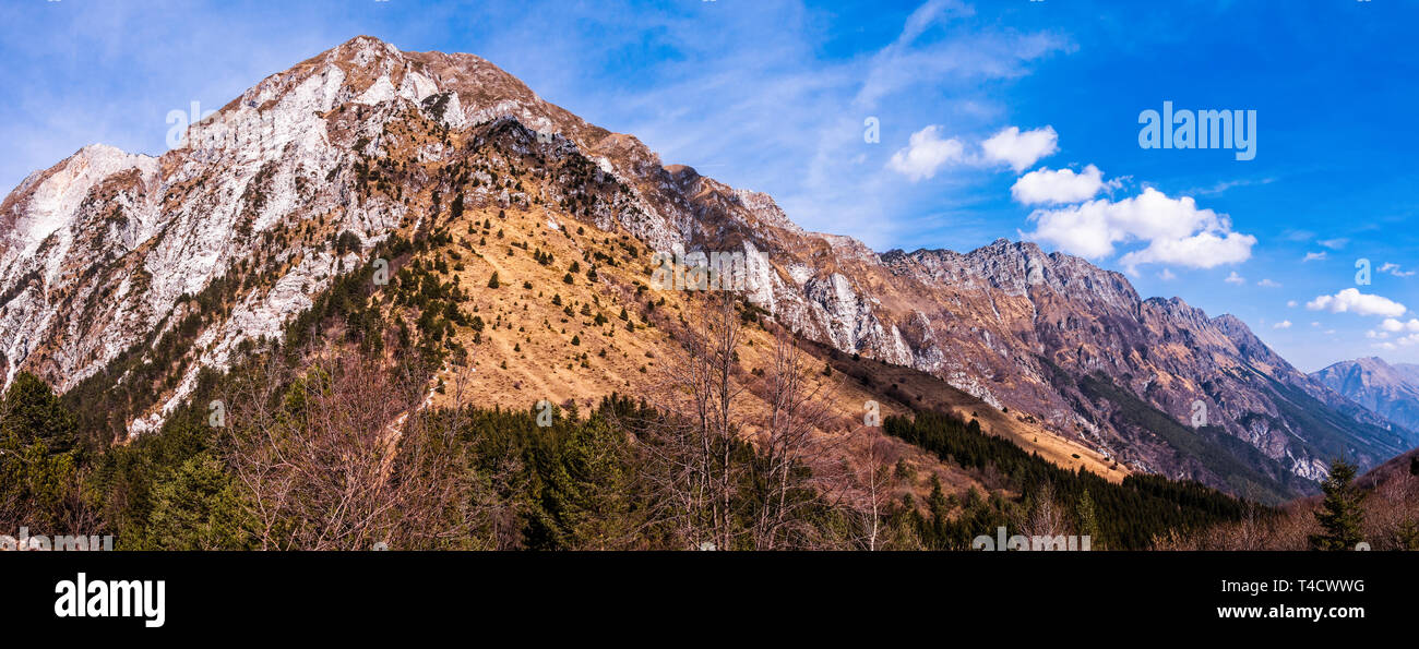 Incredibile paesaggio di montagna con colorati vivid sul cielo nuvoloso, naturale all'aperto sullo sfondo di viaggio. Alpi Friuli Italia. Foto Stock