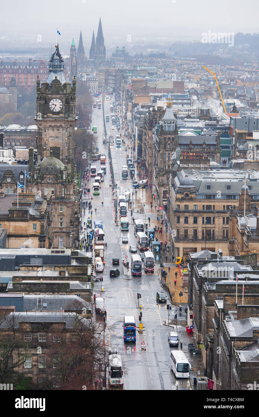 Vista dal Monumento Nelson, Calton Hill, Edimburgo. GV, Princes street, Balmoral, autobus, autobus, di nebbia Foto Stock
