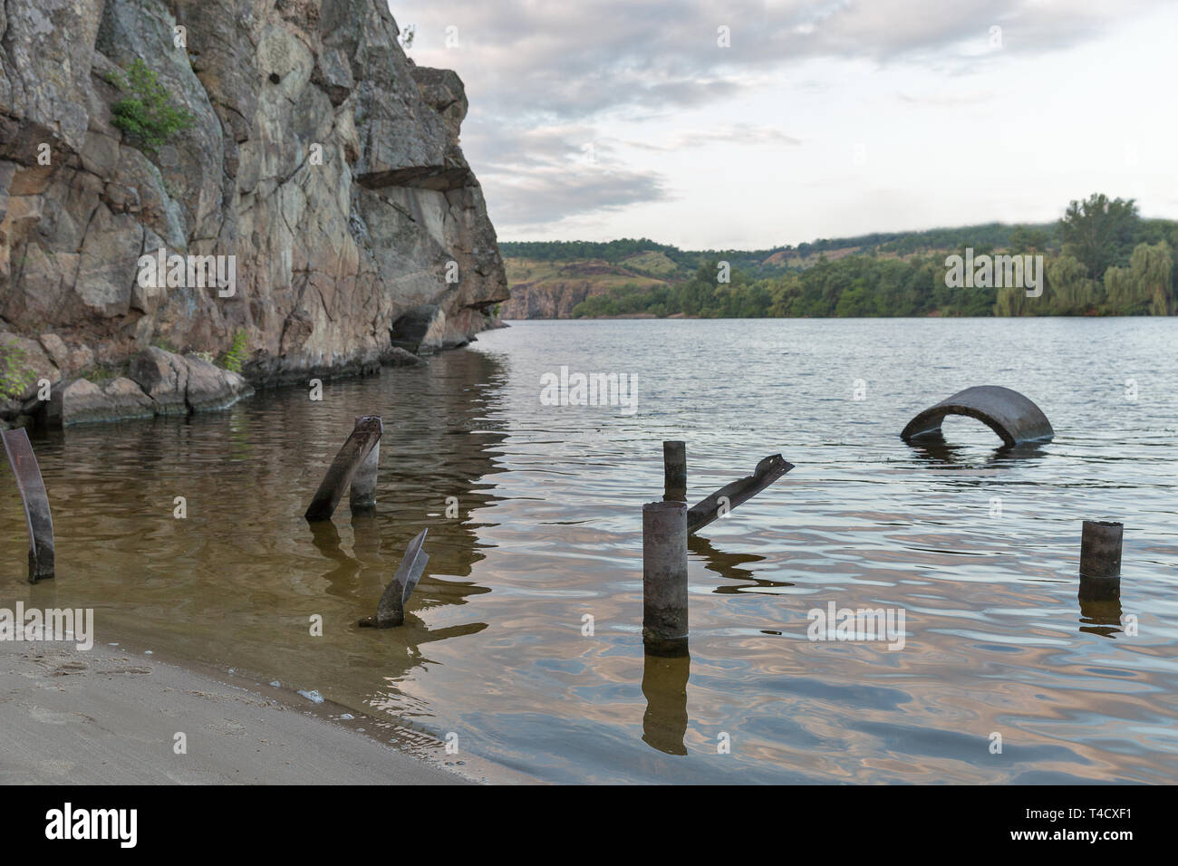 Sabbia rocciosa riva del fiume Dniepr su Khortytsia island in estate, Ucraina. Post apocalisse costruzioni in acqua. Foto Stock