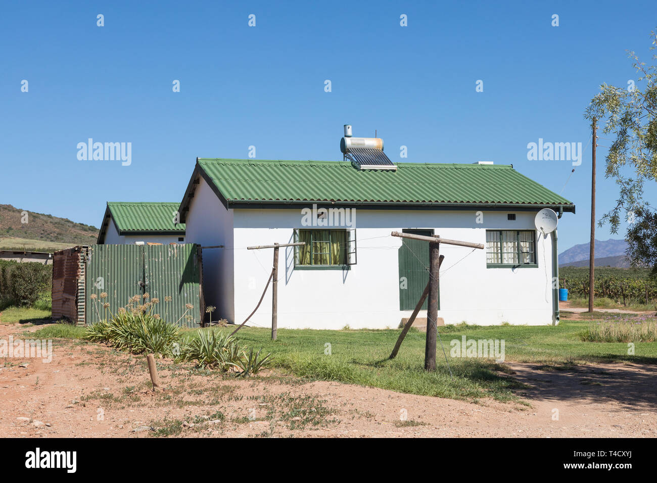 Fattoria del lavoratore cottage con tetto montato solare di acqua calda geyser per le fonti di energia rinnovabili e riscaldamento, Sud Africa Foto Stock