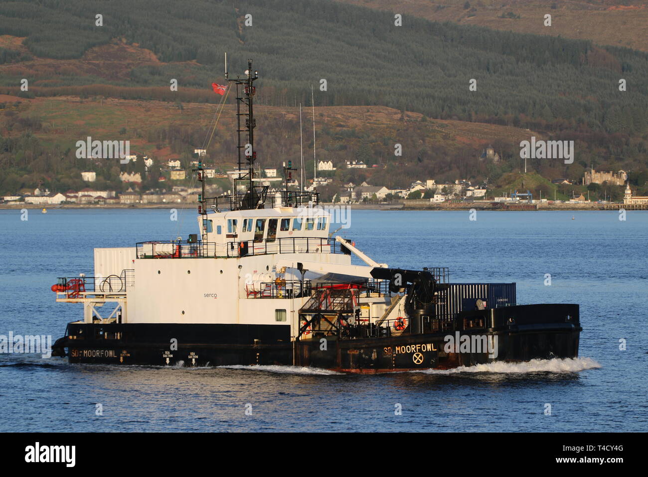 Moorfowl SD, un ormeggio immersioni di classe nave di supporto gestito da Serco servizi nautici, passando Gourock durante l'esercizio comune della Warrior 19-1. Foto Stock