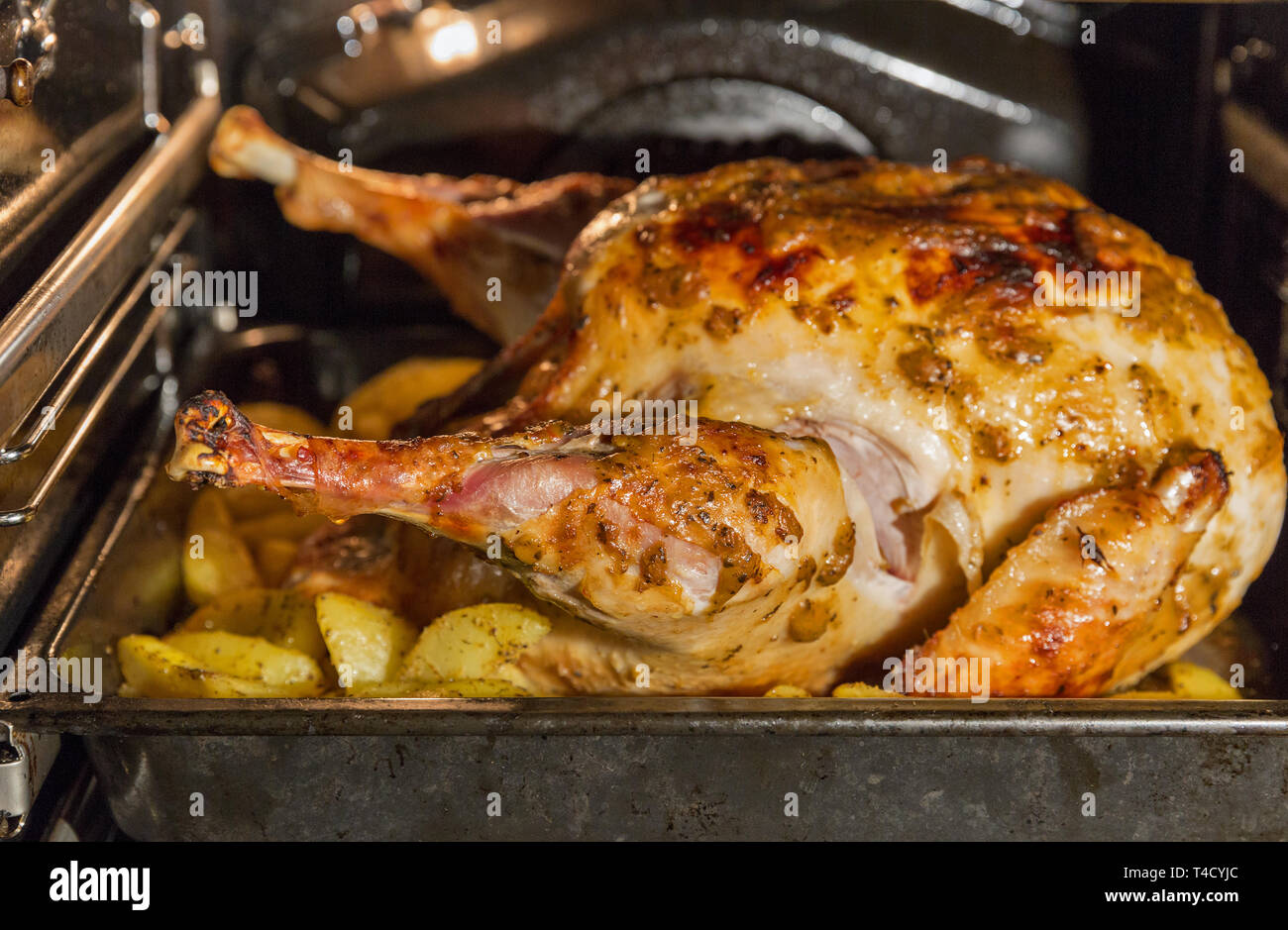 Stuzzicante il tacchino arrosto e patate cotte nel forno closeup Foto Stock