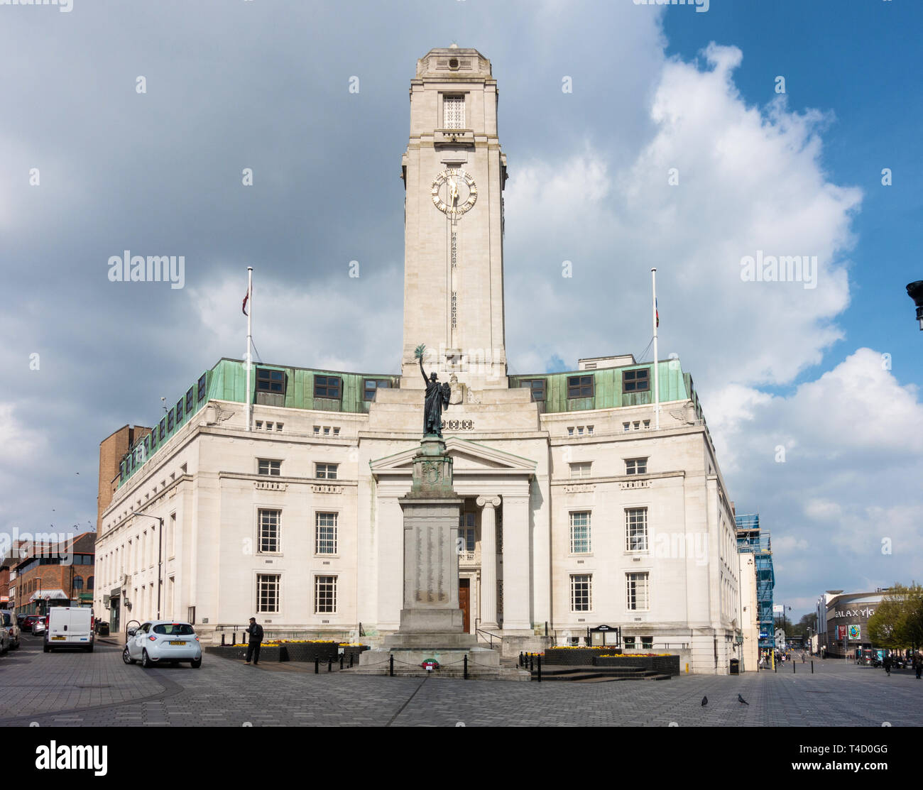 Luton Town Hall, costruito in uno stile architettonico neoclassico sorge all'incrocio di George Street, Superiore George Street e Manchester Street. Foto Stock