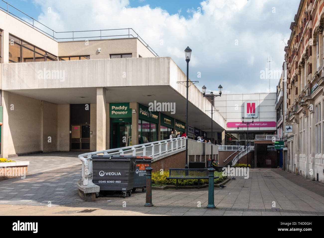 Un ingresso per il centro commerciale e un centro commerciale a Luton, Bedfordshire, Regno Unito. Foto Stock