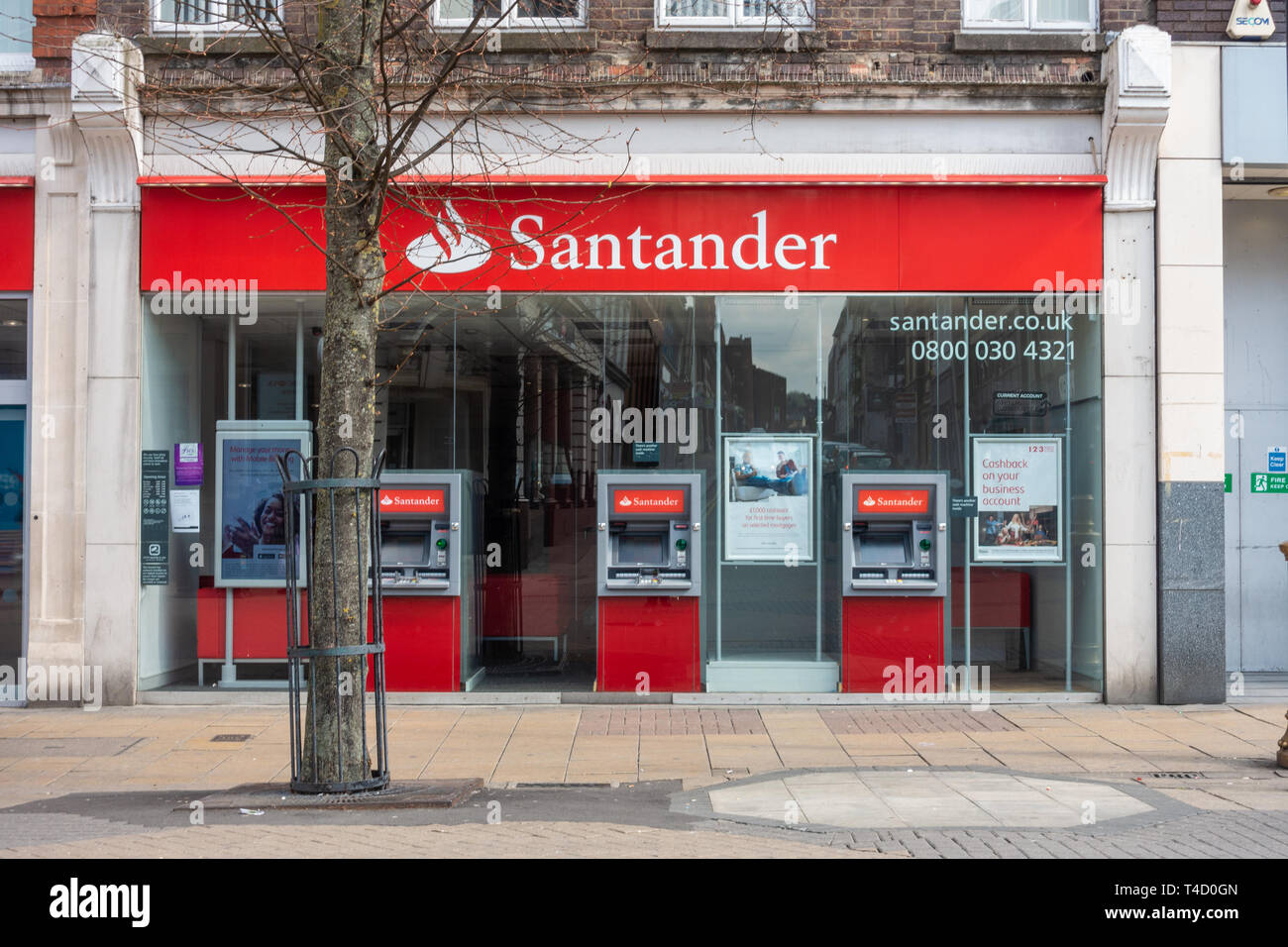Una filiale della banca di Santander su George Street a Luton, Bedfordshire, Regno Unito Foto Stock
