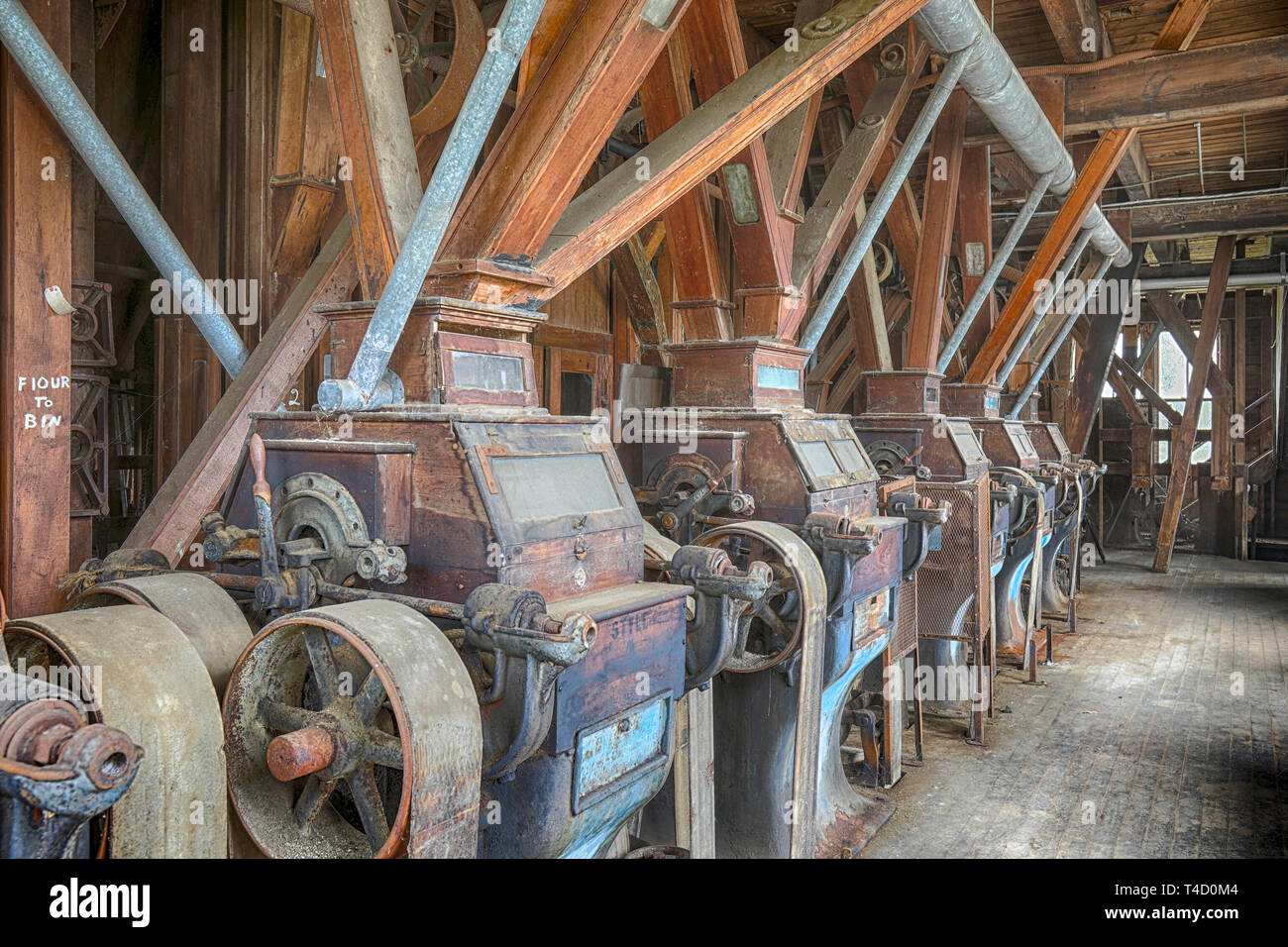 Originali in legno azionato da cinghia Grist Mill equipaggiamenti all'interno della fine del XIX secolo di fabbrica. Foto Stock
