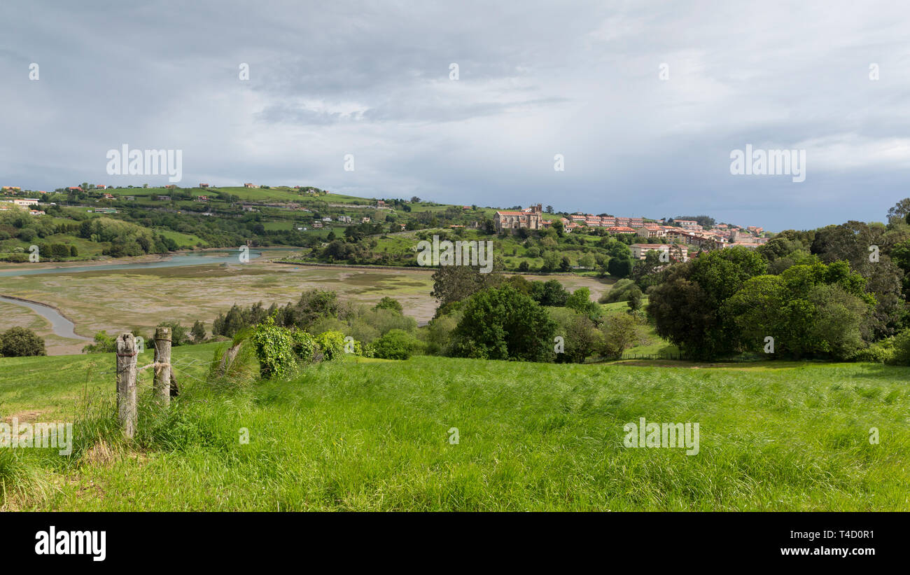 San Vicente de la Barquera, Spagna: Vista del sindaco Brazo estuario a bassa marea lungo il camino del Norte. Sulla collina si trova la chiesa di Santa María de Foto Stock