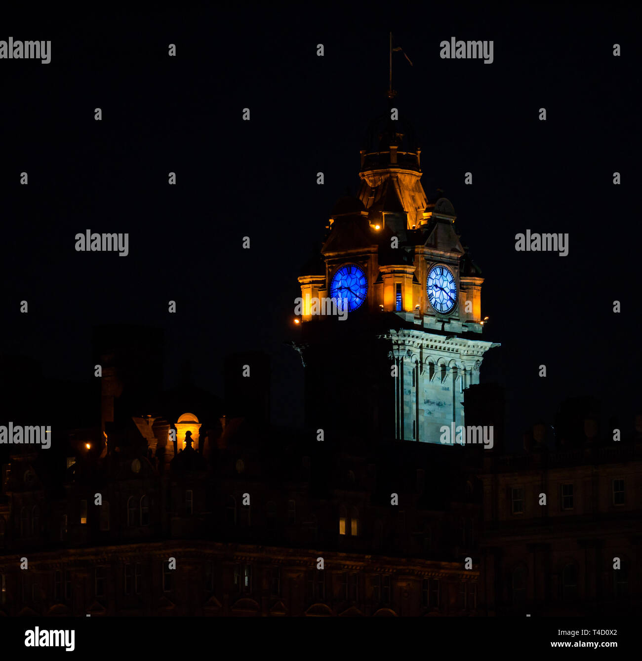 Balmoral Hotel torre dell orologio illuminato di notte con cielo scuro, Princes Street, Edimburgo, Scozia, Regno Unito Foto Stock