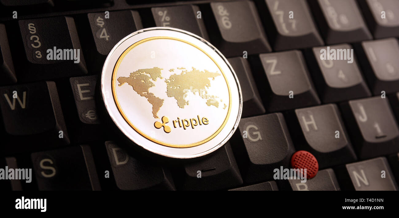Golden ripple XRP moneta sulla tastiera del notebook Foto Stock