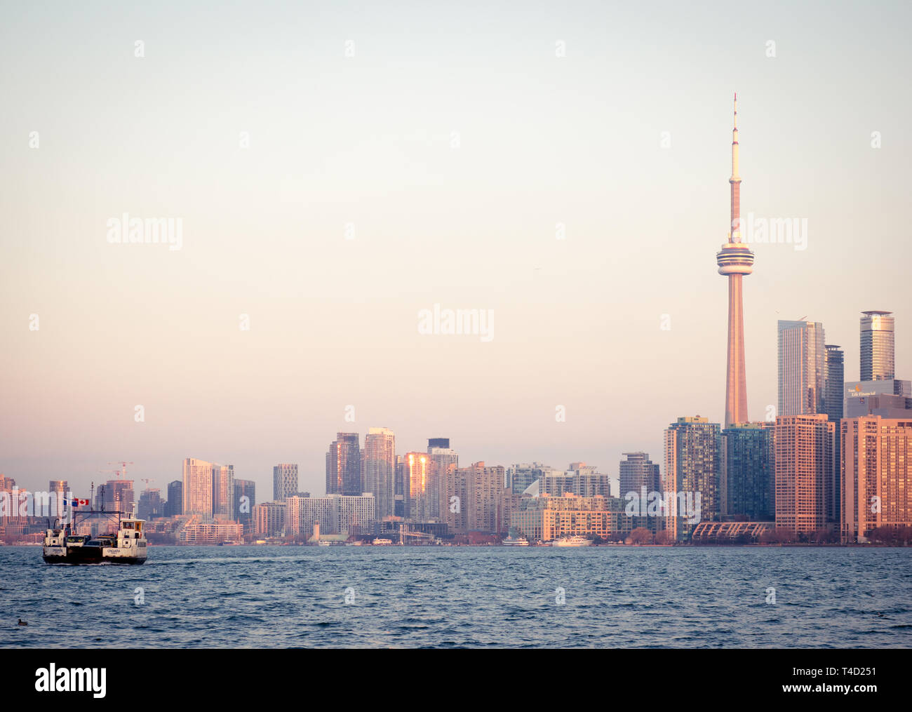 La CN Tower e spettacolare skyline di Toronto, Ontario, Canada, come si vede da Ward's Island (Toronto Islands) attraverso il lago Ontario. Foto Stock