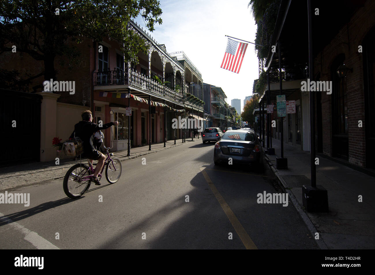 New Orleans, Louisiana, Stati Uniti d'America - 2019: un uomo che cavalca una bicicletta presso il Quartiere Francese district. Foto Stock