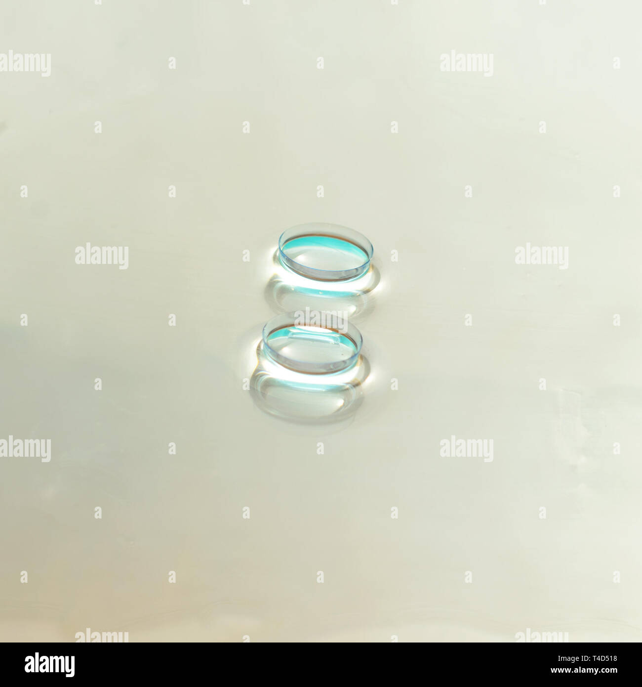 Due lenti a contatto su sfondo di vetro.cornice quadrata. Foto Stock