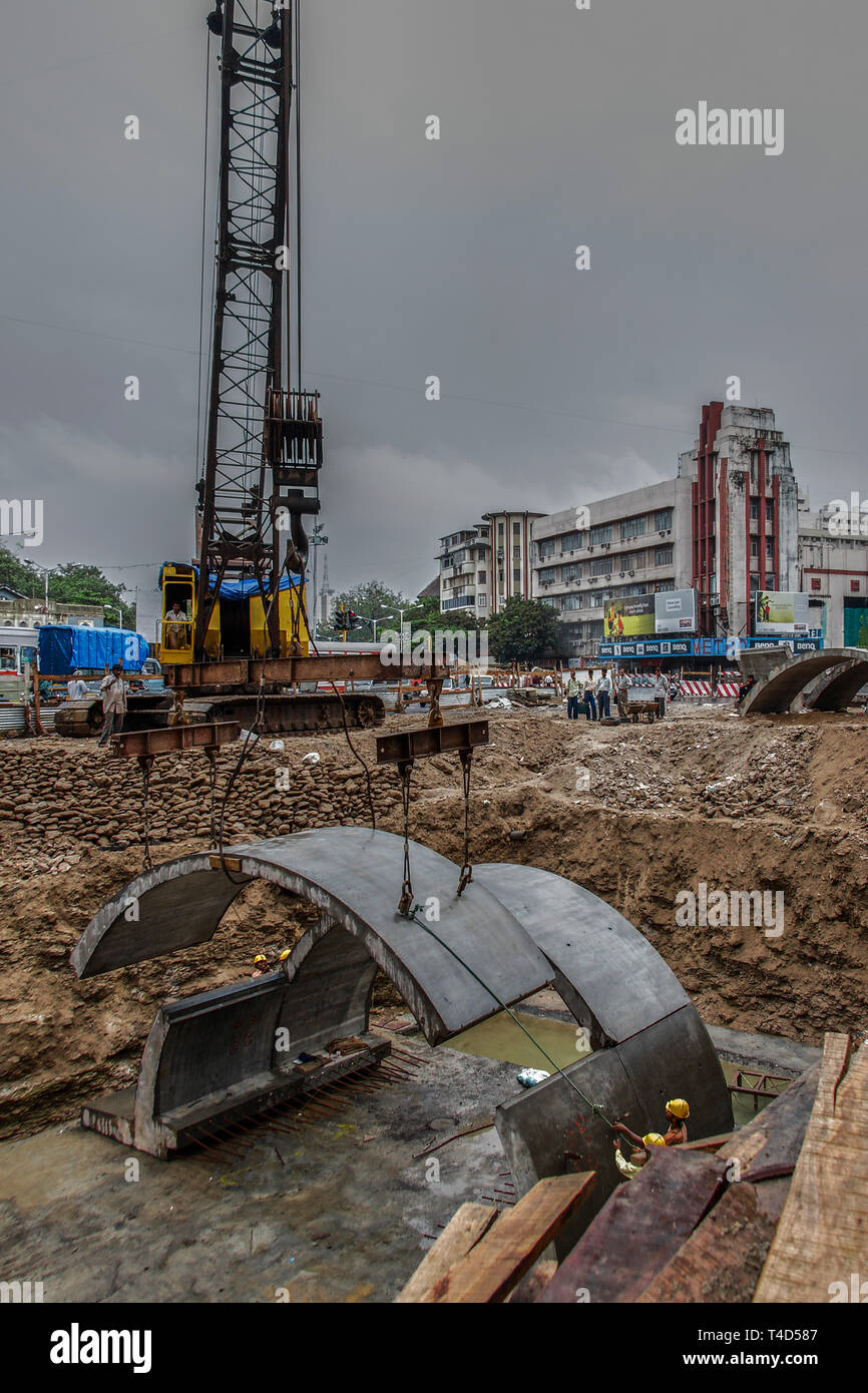 21-giu-2005 curvato prefabbricati in lastra di calcestruzzo alla metropolitana in costruzione vicino metro cinema dhobitalao-Mumbai India asia Foto Stock