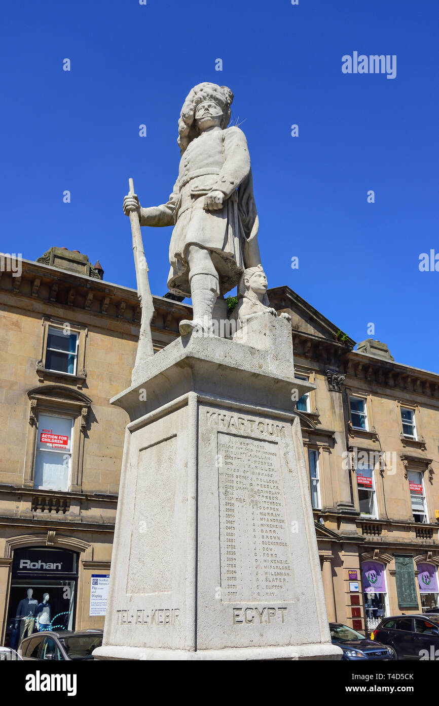Regina della propria Cameron Montanari Memorial al di fuori di stazione ferroviaria, Station Square, Inverness, Highland, Scotland, Regno Unito Foto Stock