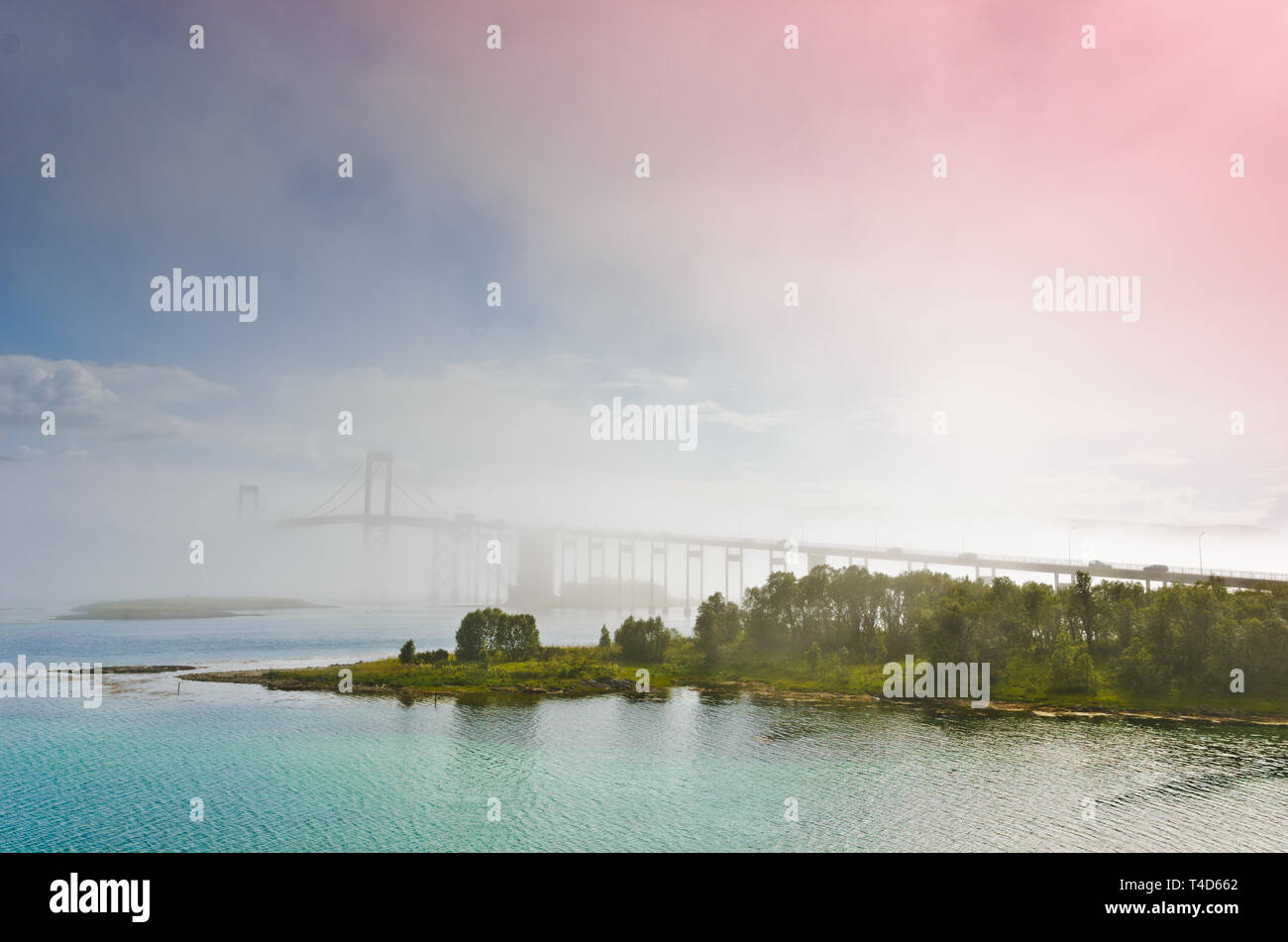 Il Tjeldsund Bridge in una nebbia Foto Stock