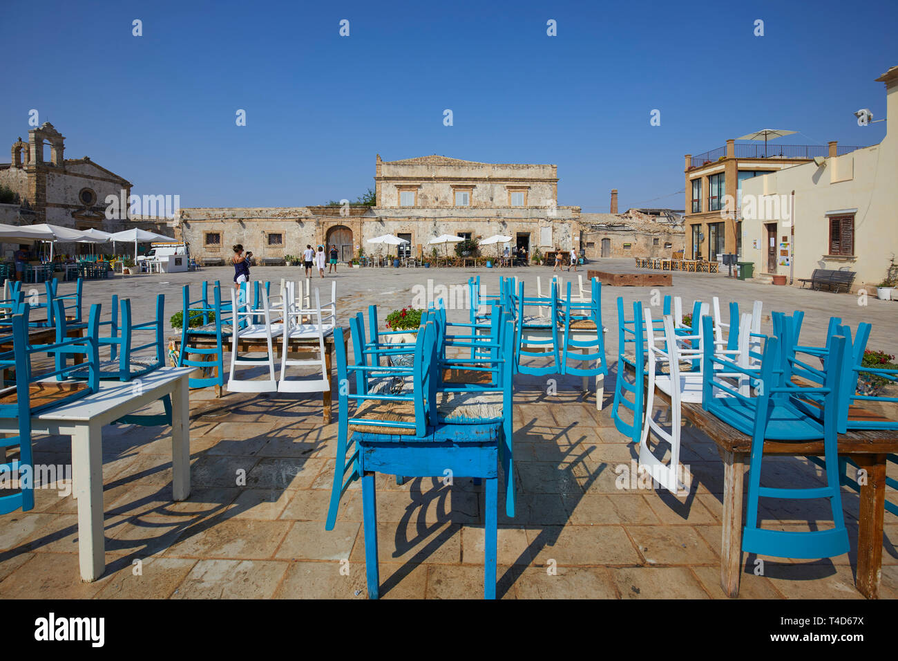 La piazza principale del borgo storico di Marzamemi, Provincia di Siracusa, Sicilia, Italia Foto Stock