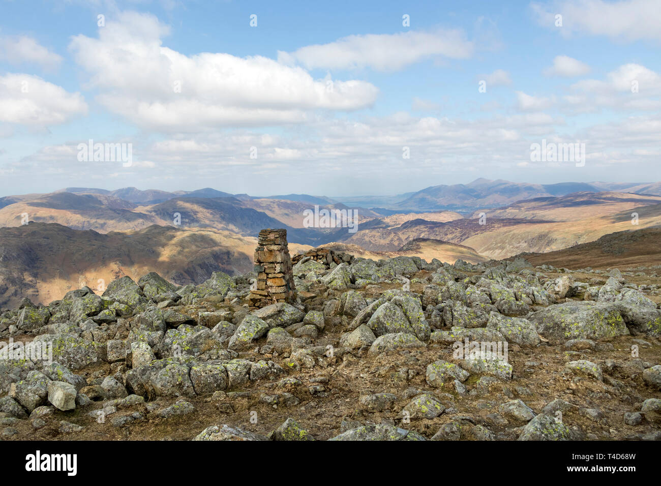 Il Vertice Trig Punto di sollevamento elevato con la vista verso nord in direzione di Skiddaw Lake District, Cumbria, Regno Unito Foto Stock