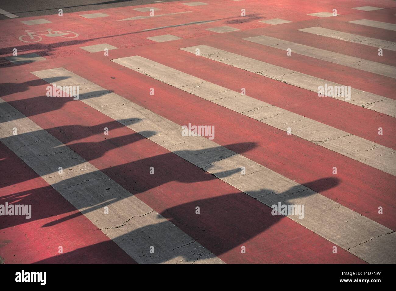 Ombre sulla crosswalk in Cluj Napoca Foto Stock