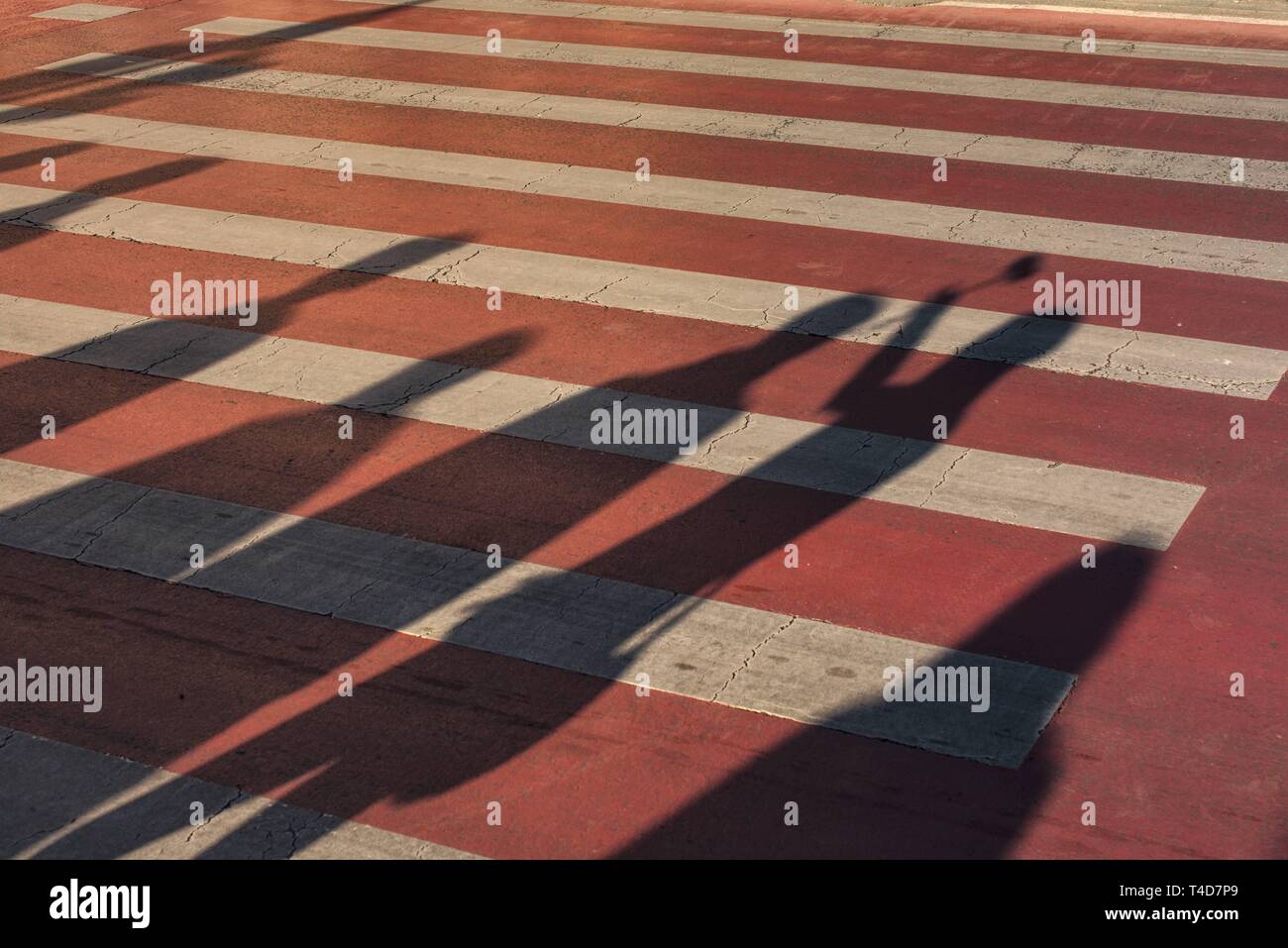 Ombre sulla crosswalk in Cluj Napoca Foto Stock