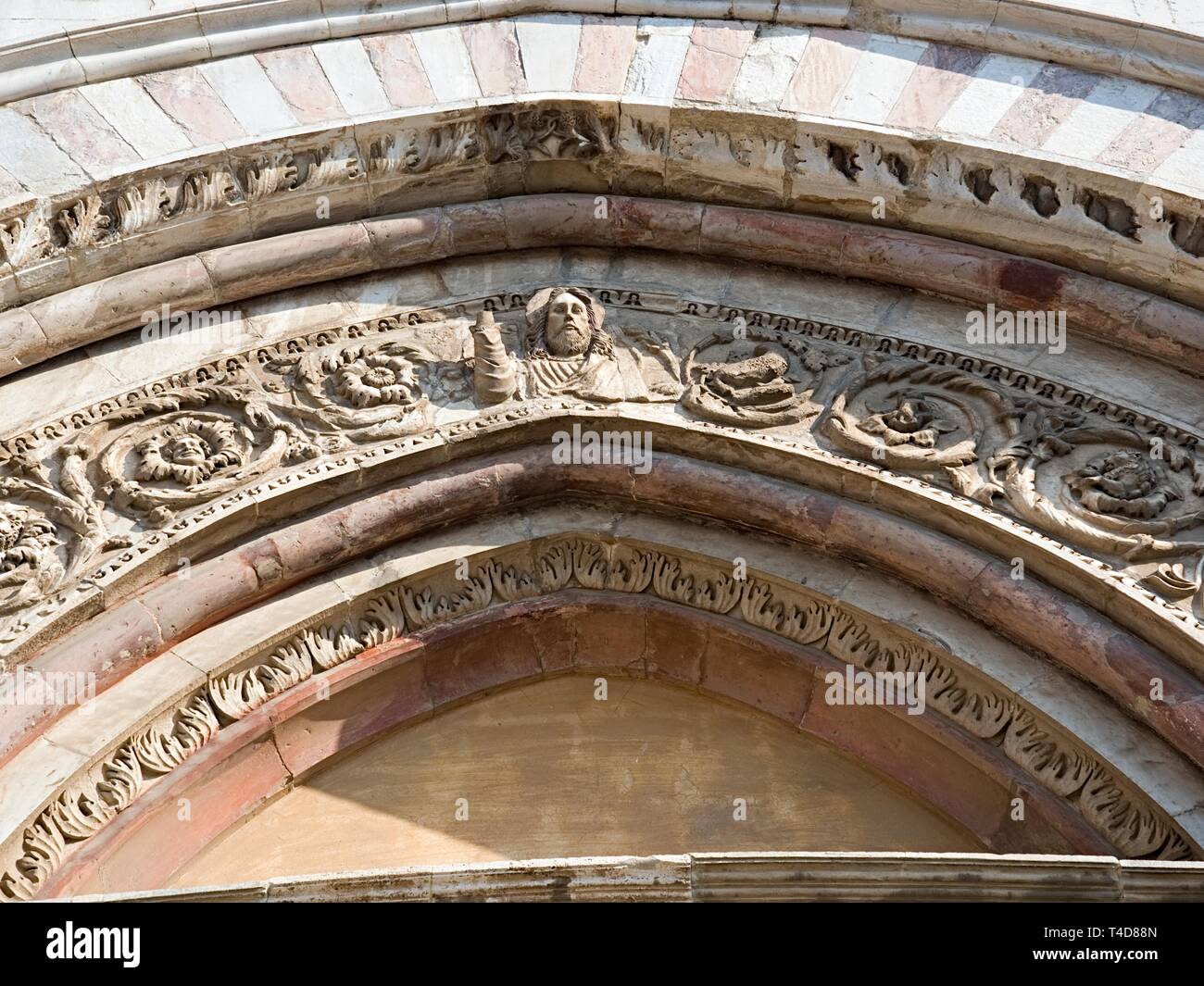 Todi Umbria Italia. Chiudere oltre l'architettura esterna e l'elemento artistico in "Santa Maria Annunziata " cattedrale costruita del XII secolo. Portal Foto Stock