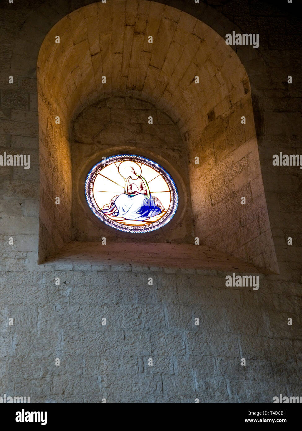 Todi Umbria Italia Italia. Interno in vetro colorato artwork. Concattedrale di Santa Maria Annunziata. Foto Stock