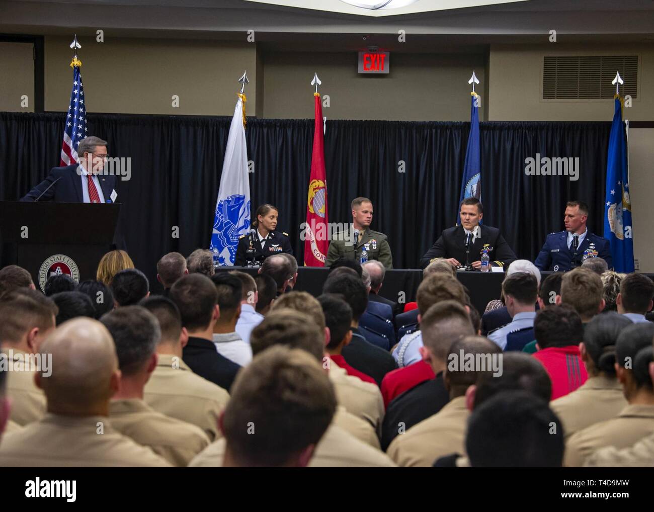 Lt. Matthew Clark, tattiche di guerra istruttore (WTI) assegnato alla superficie navale e il mio combattimento Centro di sviluppo (SMWDC), il secondo da destra, parla agli studenti in San Diego State University (SDSU) riserva ufficiali' Training Corps (ROTC) durante una benedizione contro il pannello di leadership nell auditorium di SDSU's Parma Payne Goodall Alumni Center. La manifestazione ha riunito active duty i funzionari di diversi rami delle forze armate per condividere le loro esperienze militari con SDSU studenti ROTC e cadetti. La Marina Militare ha stabilito SMWDC come uno dei cinque combattimento nei centri di sviluppo nel 2015 Foto Stock