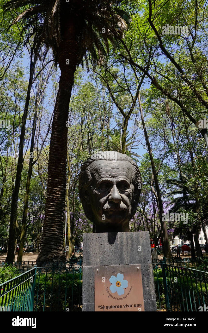 Albert Einstein statua in Parque Mexico, il parco della città nel Hipodromo/Roma quartiere di Città del Messico. Foto Stock