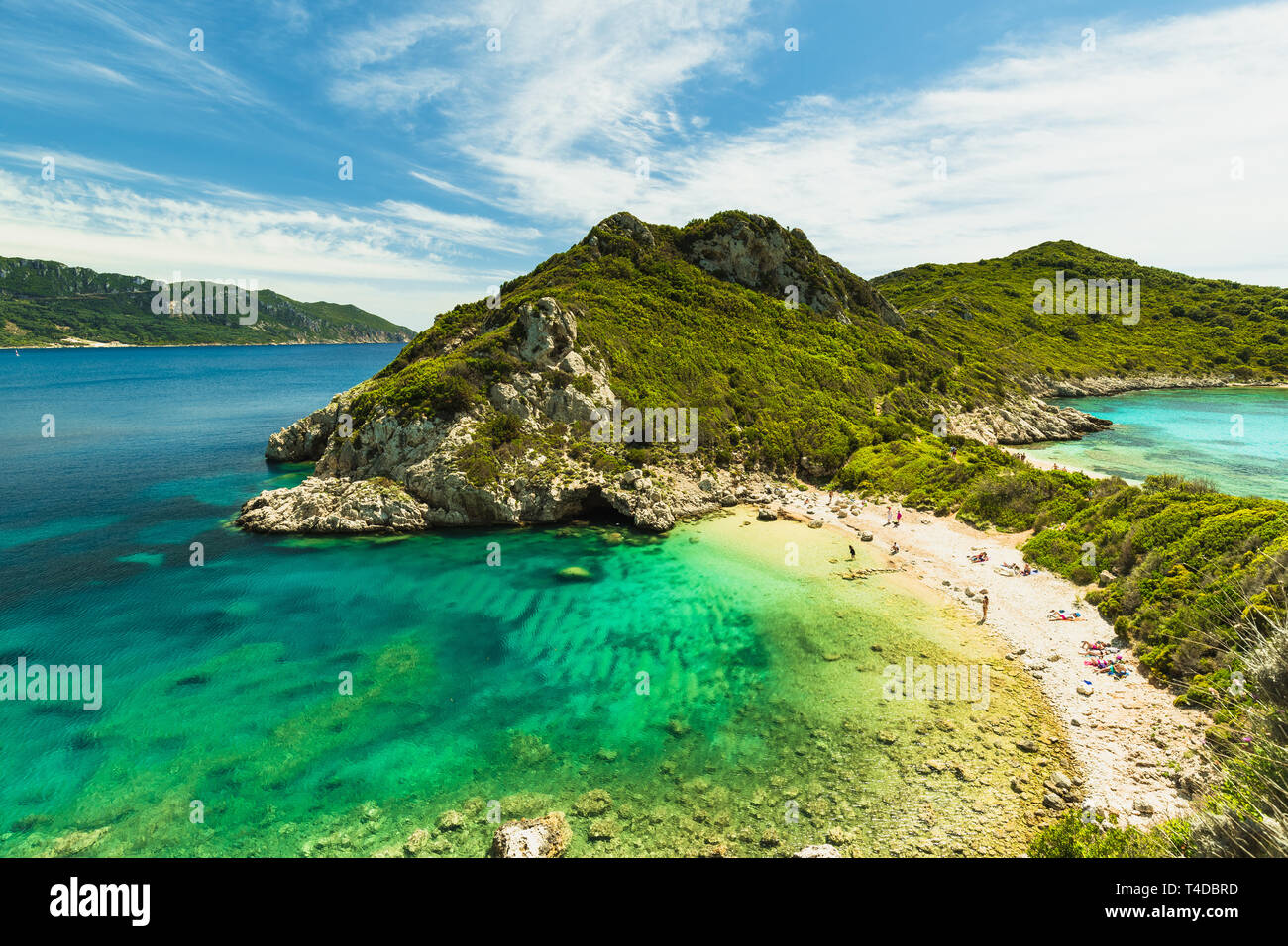 Afionas beach (Porto timoni) come visto da un angolo superiore con crystal clear acque azzurre e spiagge deserte a Corfù (Corfù, Grecia, Europa) Foto Stock