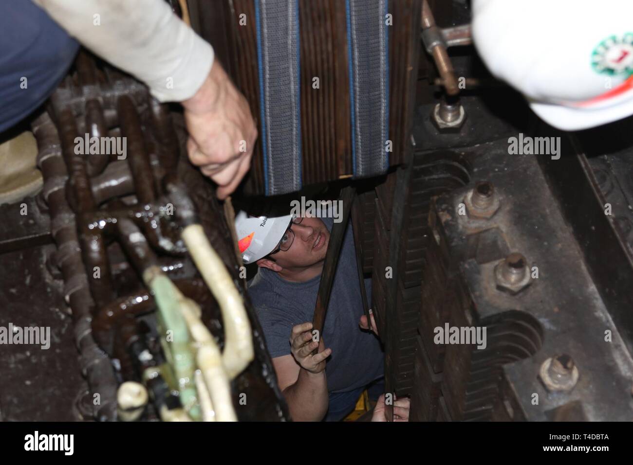 Zachary Miller un elettricista a R S Kerr e potente, la reinstallazione di un polo del campo in un generatore a R S Kerr potente a Robert S Kerr Dam in Sallisaw, Oklahoma. Foto Stock