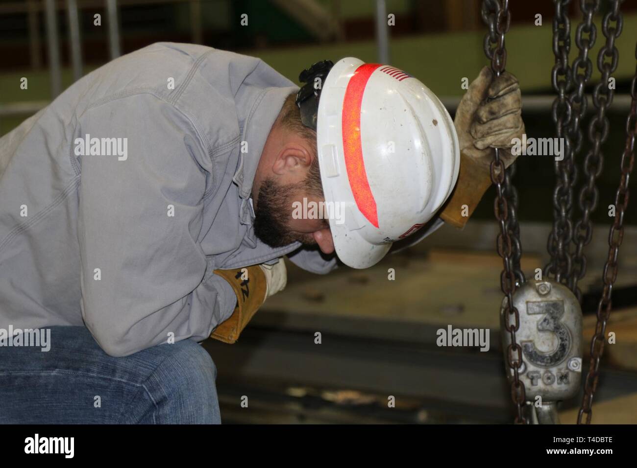 Zachary Henshall utilizza un paranco a catena per installare un polo del campo in un generatore di energia idroelettrica a R S Kerr potente a R S Kerr Dam in Sallisaw, Oklahoma. La centrale elettrica a R S Kerr genera più elettricità rispetto a qualsiasi altra diga hydopower nel distretto di Tulsa, U.S. Esercito di ingegneri. Foto Stock