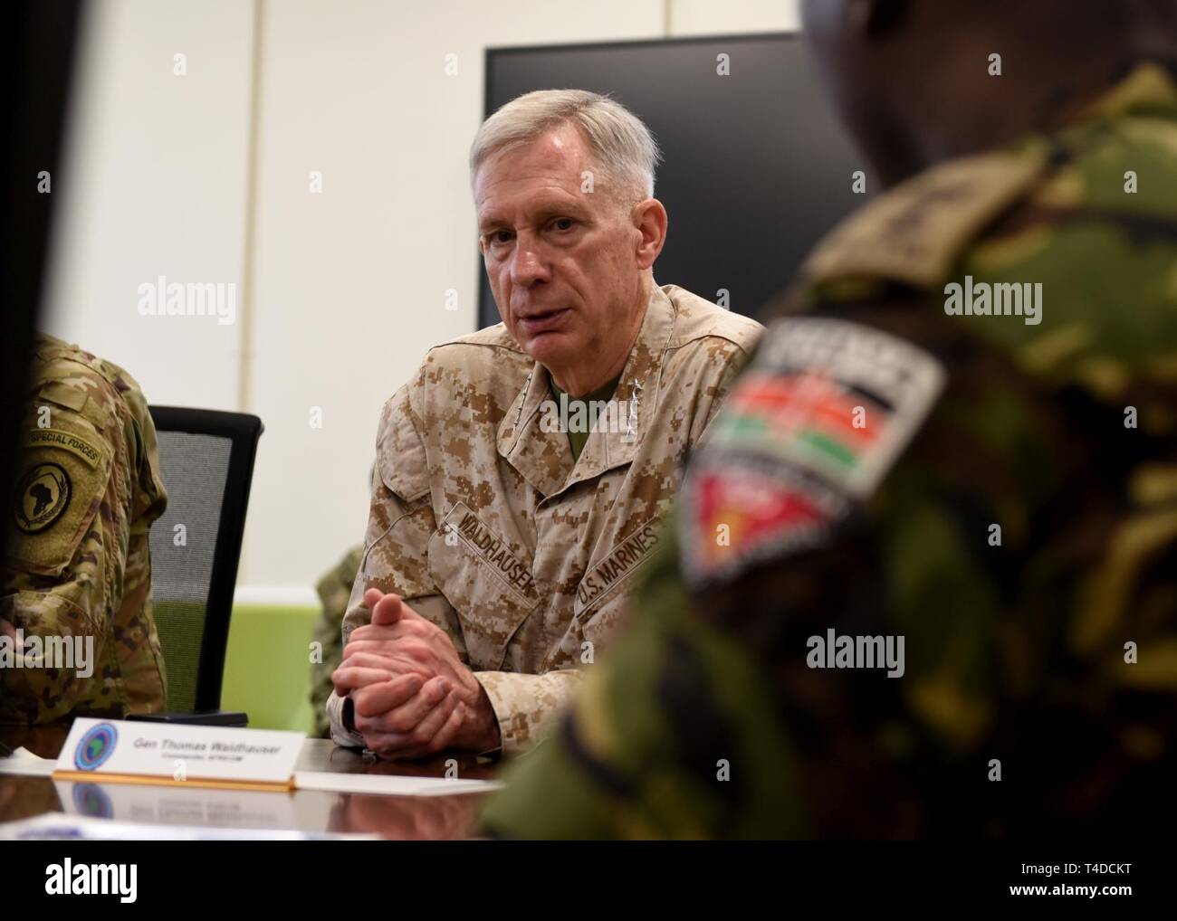 Stati Uniti Poliziotti marino gen. Thomas D. Waldhauser, comandante della U.S. Africa il comando, parla con l'estero di ufficiali di collegamento assegnato a Combined Joint Task Force-Horn dell Africa (CJTF-HOA) durante la sua visita a Camp Lemonnier, Gibuti, Marzo 21, 2019. Waldhauser visitato come parte del suo ricorrenti Africa Orientale impegni. Foto Stock