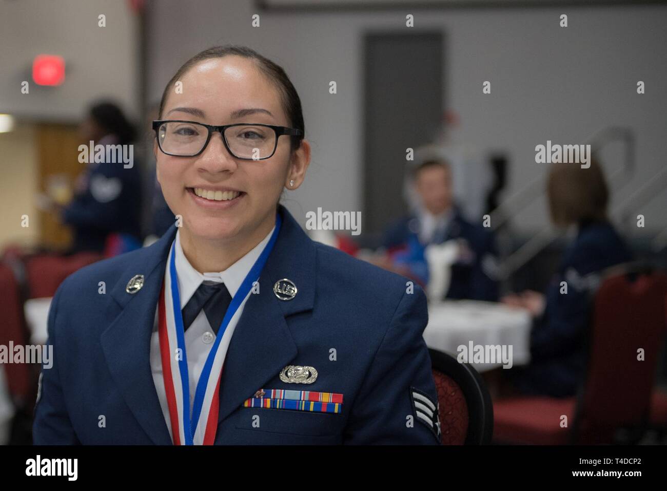 Avieri dalla classe 19-3 sono riconosciuti per il loro completamento di Airman Leadership School durante una cerimonia di laurea a Barksdale Air Force Base, La., Marzo 21, 2019. Foto Stock