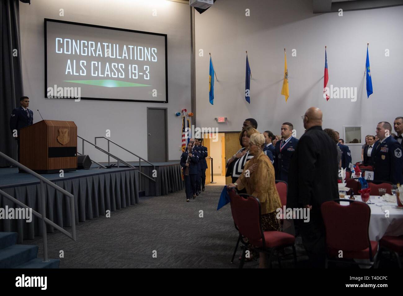 Avieri dalla classe 19-3 sono riconosciuti per il loro completamento di Airman Leadership School durante una cerimonia di laurea a Barksdale Air Force Base, La., Marzo 21, 2019. Foto Stock
