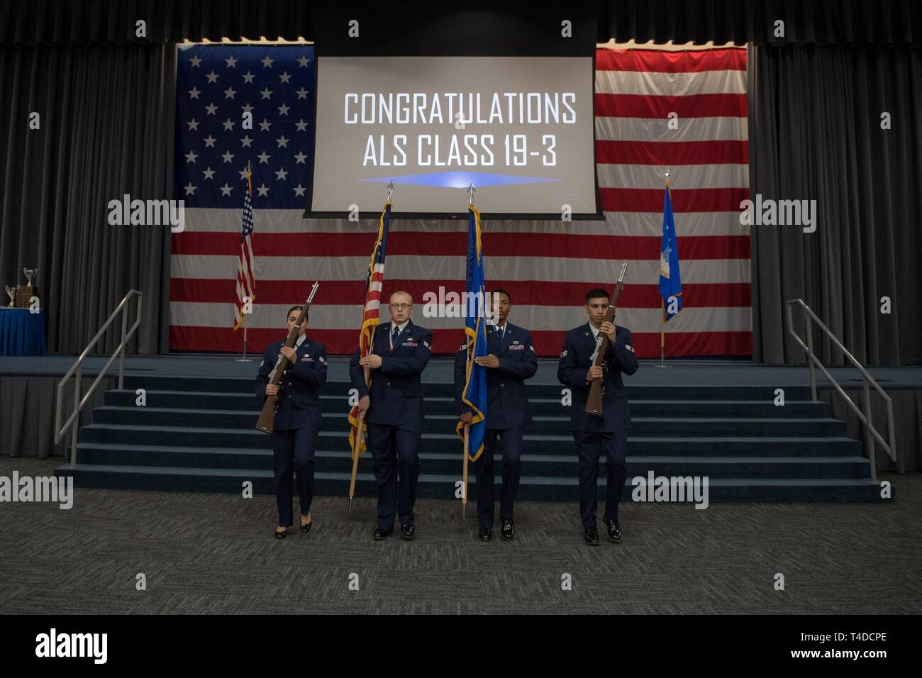 Avieri dalla classe 19-3 sono riconosciuti per il loro completamento di Airman Leadership School durante una cerimonia di laurea a Barksdale Air Force Base, La., Marzo 21, 2019. Foto Stock